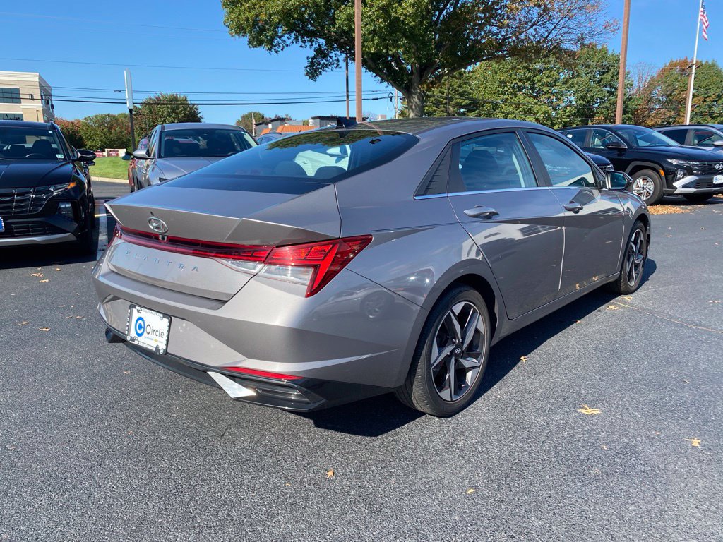 Used 2021 Hyundai Elantra SEL w/ Convenience + Premium Package FWD image 4