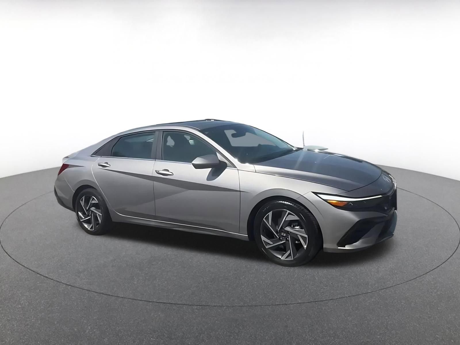 Used 2025 Hyundai Elantra SEL image 2