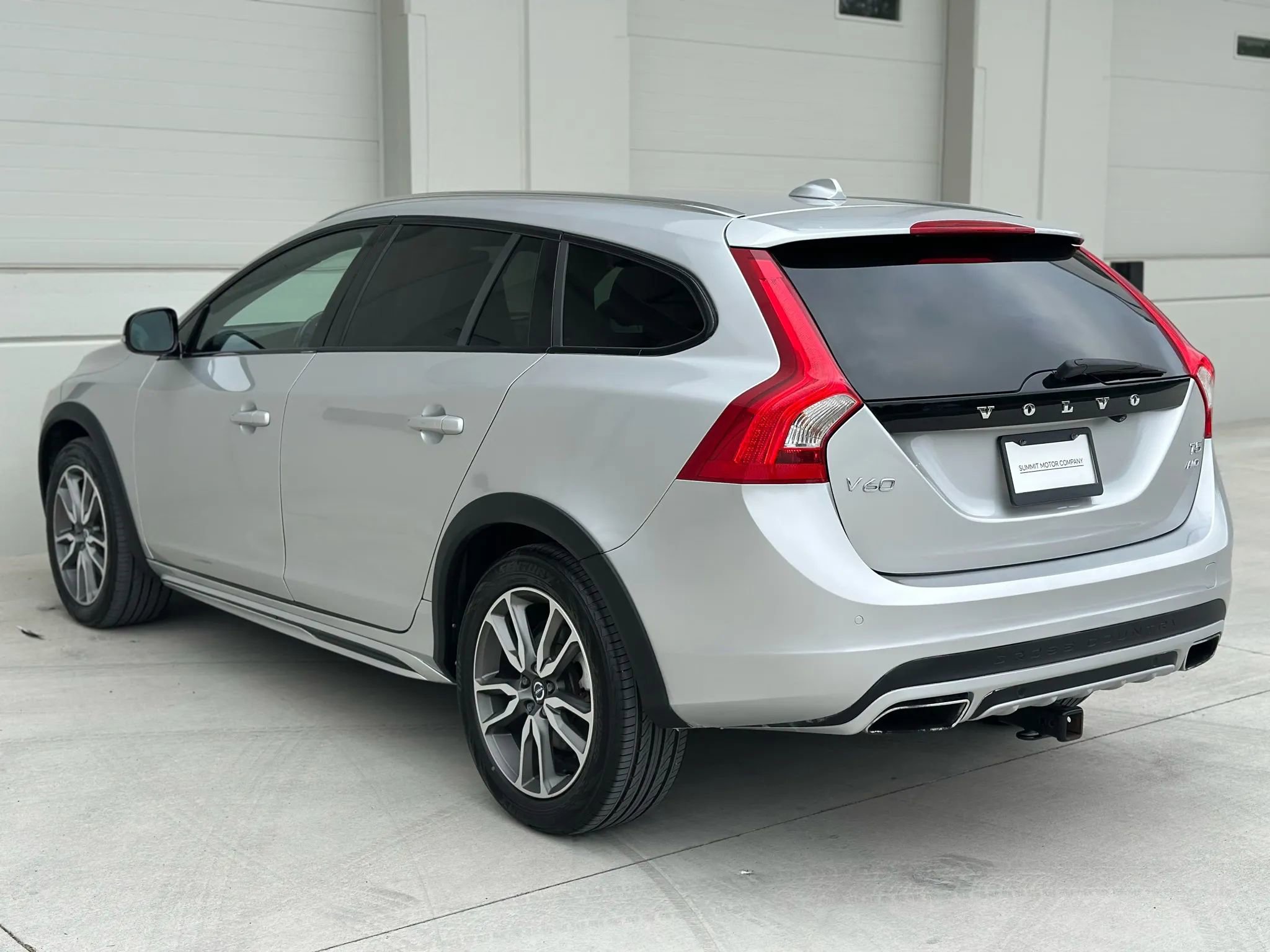 Used 2017 Volvo V60 T5 Cross Country w/ Convenience Package image 3