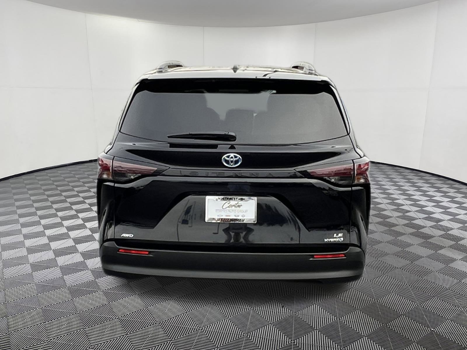 Used 2024 Toyota Sienna LE image 5