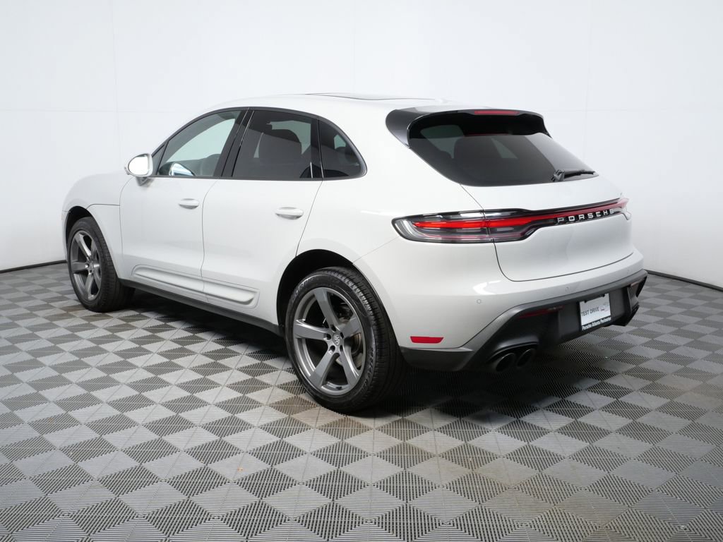 Certified 2024 Porsche Macan image 3