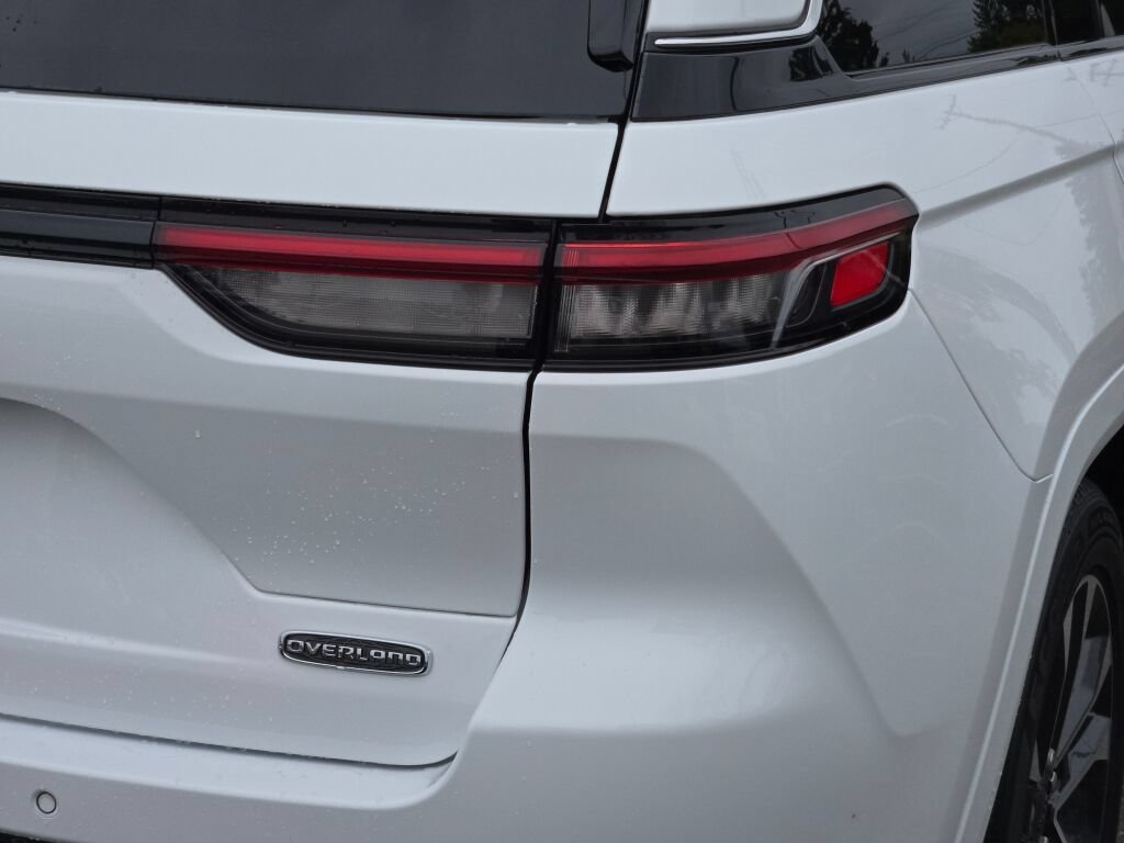 Certified 2023 Jeep Grand Cherokee Overland w/ Luxury Tech Group IV AWD/4WD image 15