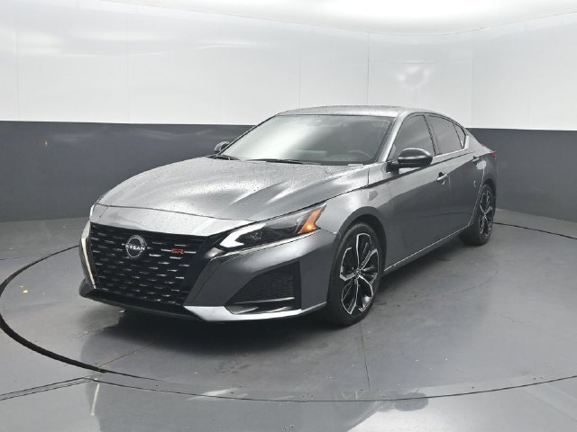 Used 2023 Nissan Altima 2.5 SR w/ SR Premium Package FWD image 2