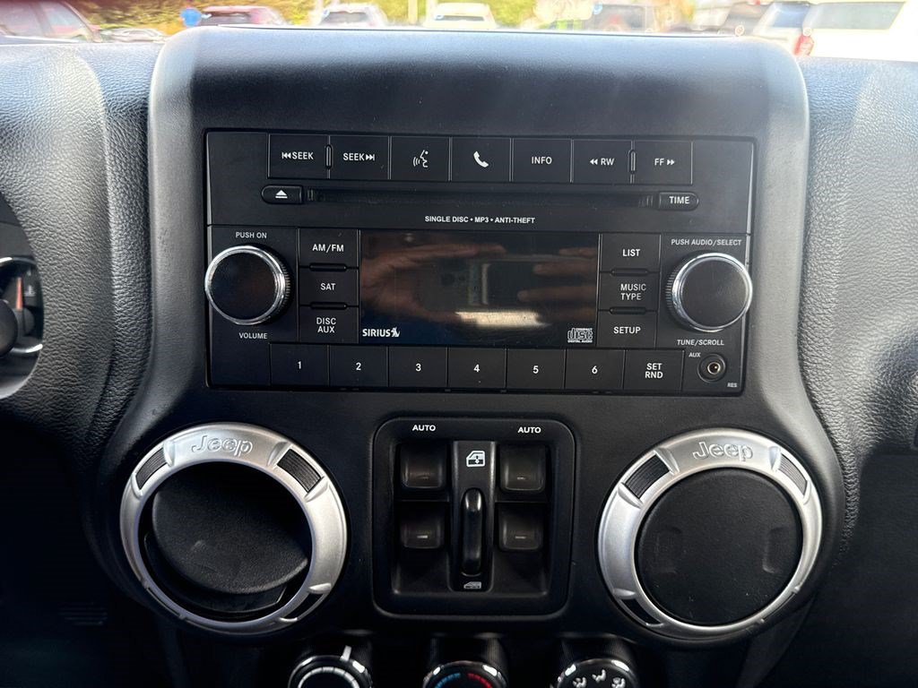 Used 2017 Jeep Wrangler Unlimited Rubicon w/ Connectivity Group AWD/4WD image 25