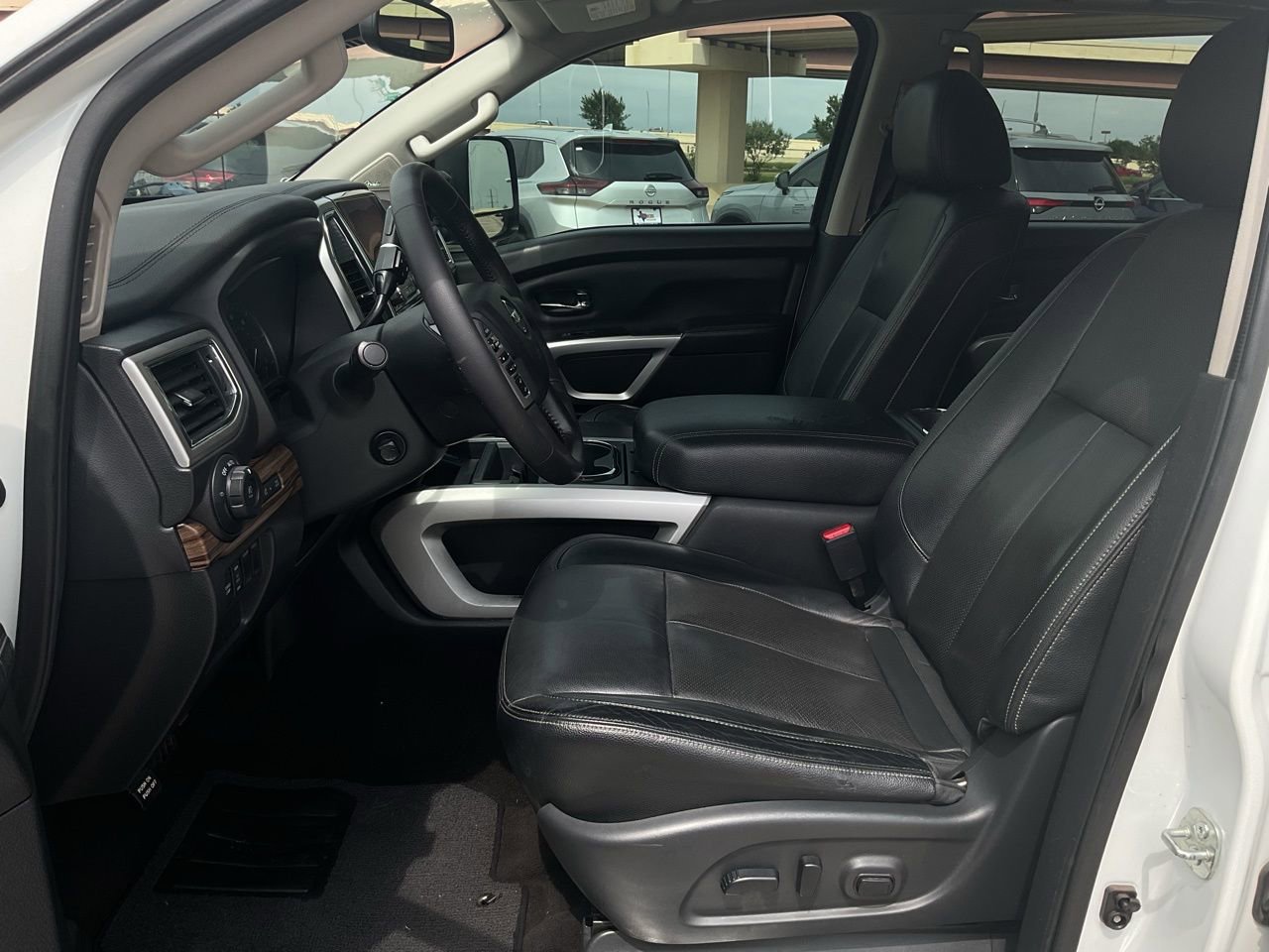 Used 2020 Nissan Titan SL w/ Moonroof Package RWD image 9