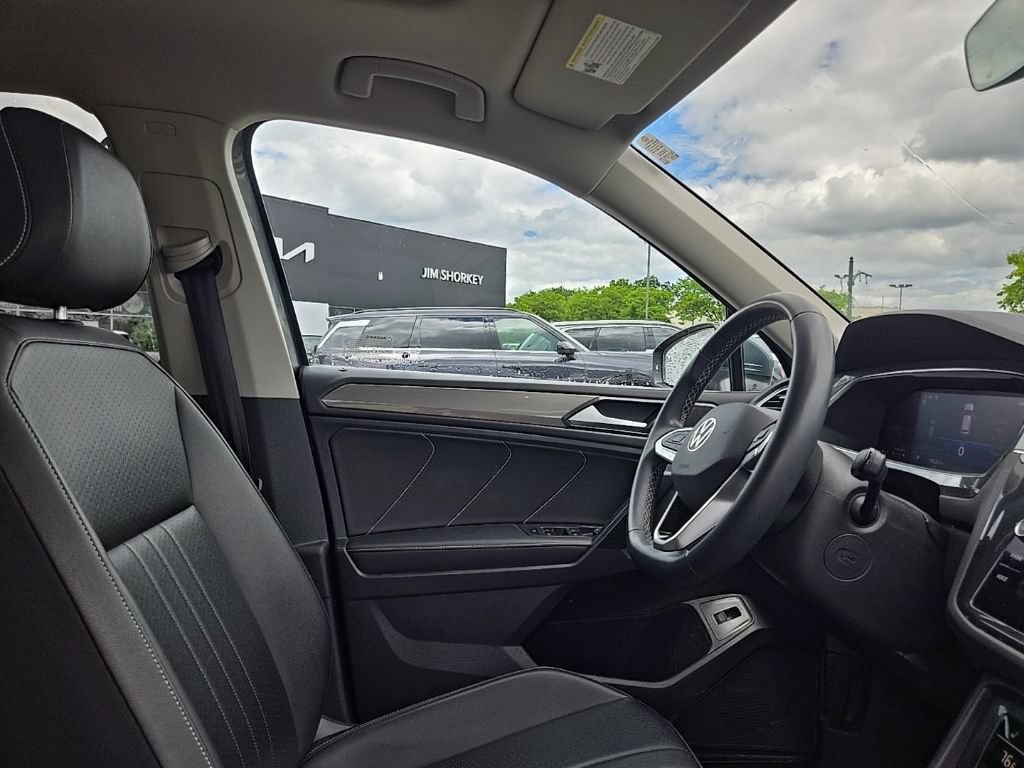 Used 2022 Volkswagen Tiguan SE AWD/4WD image 36