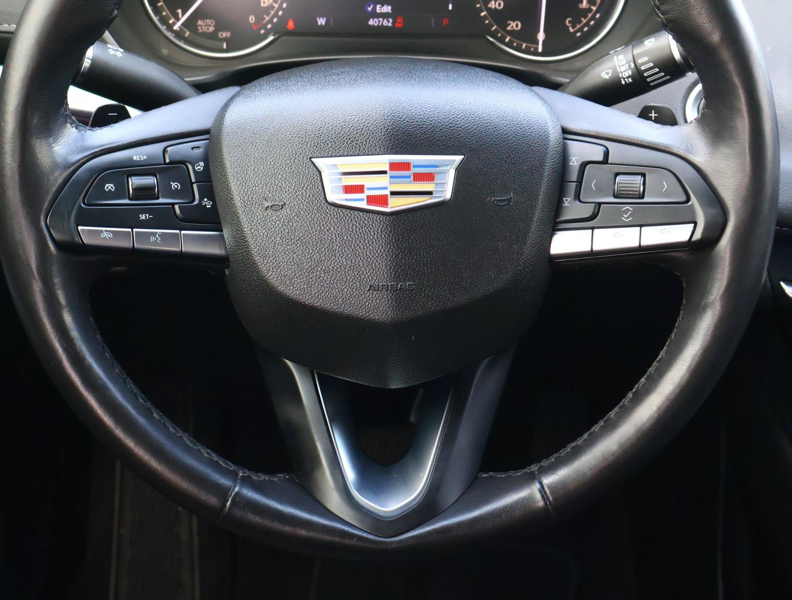Used 2023 Cadillac XT4 Luxury w/ Cold Weather Package FWD image 14