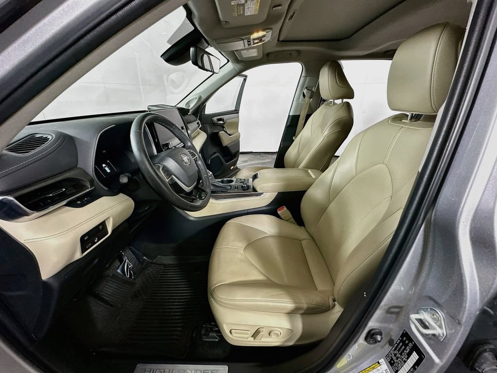 Used 2023 Toyota Highlander Limited AWD/4WD image 16
