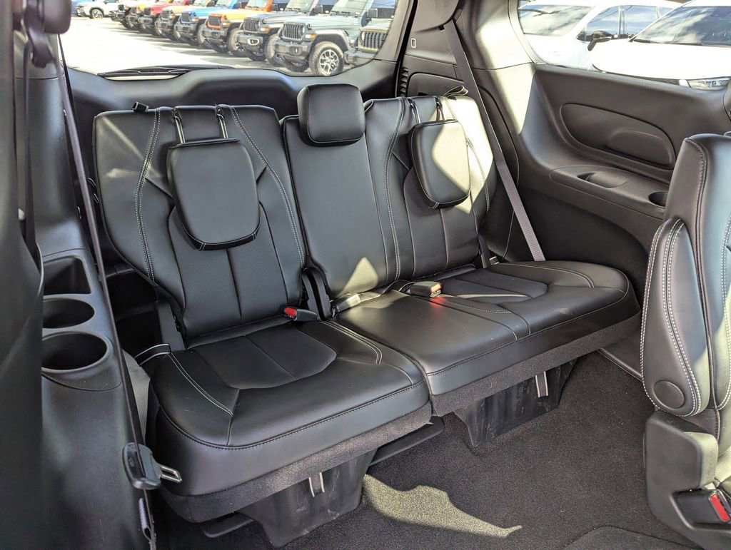 New 2026 Chrysler Pacifica Select FWD image 33