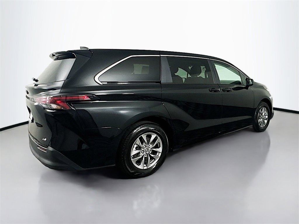Used 2025 Toyota Sienna LE image 12
