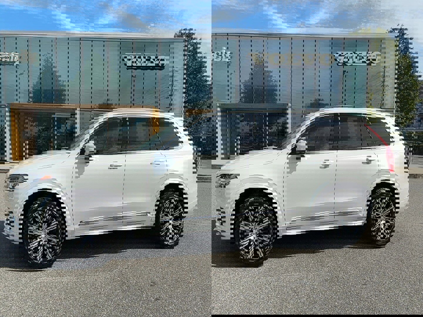 Certified 2024 Volvo XC90 B5 Plus w/ Protection Package Premier image 1
