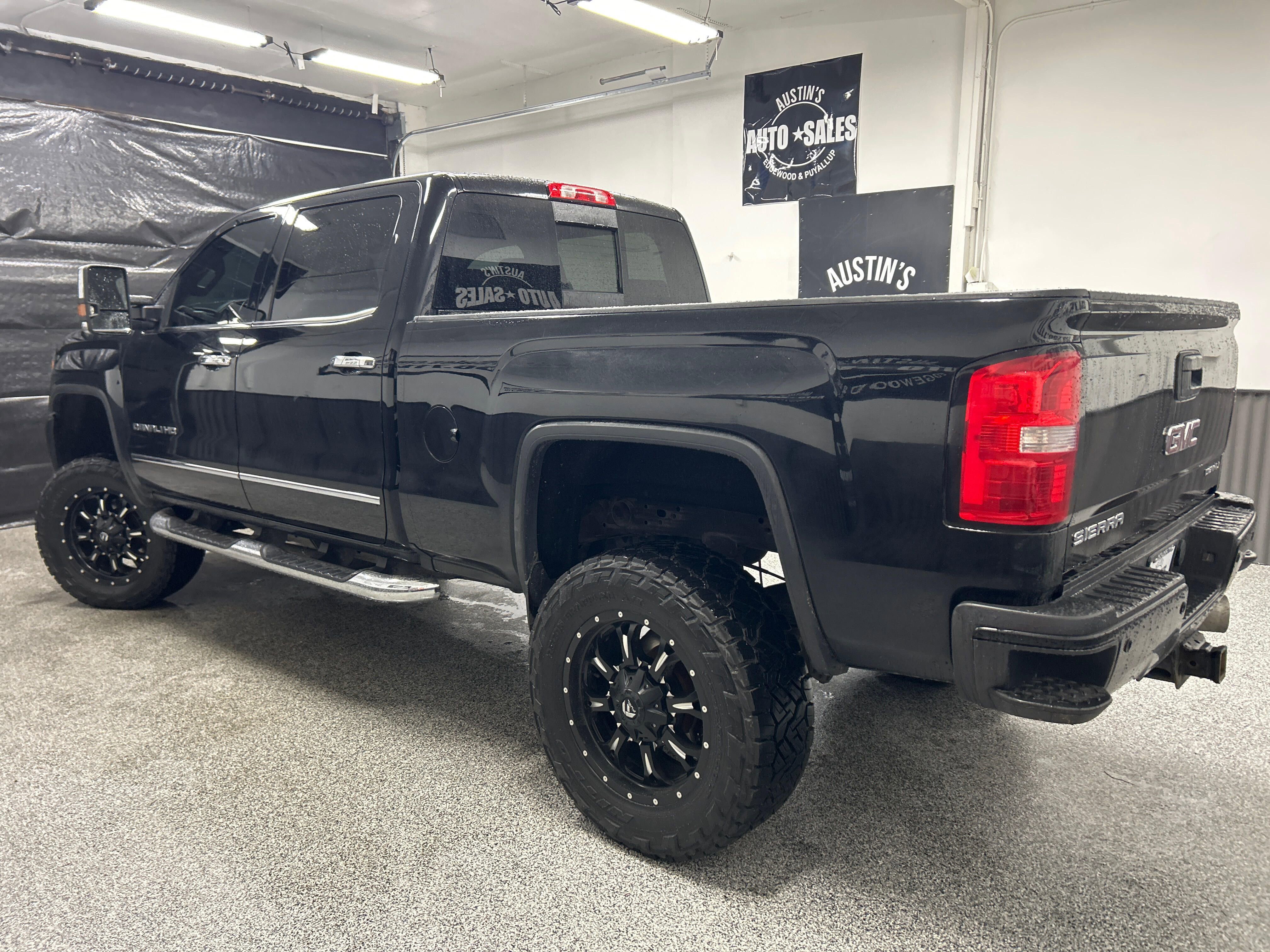 Used 2017 GMC Sierra 2500 Denali w/ Duramax Plus Package image 4