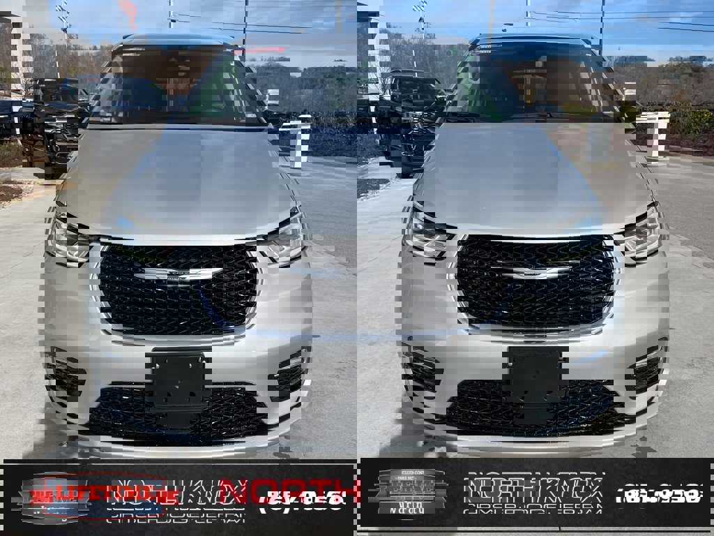 Used 2024 Chrysler Pacifica Touring-L image 30