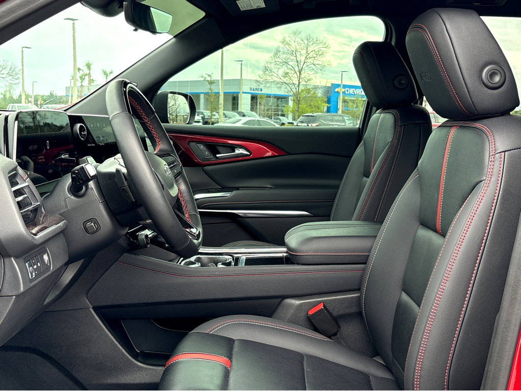 Used 2025 Chevrolet Traverse RS image 12