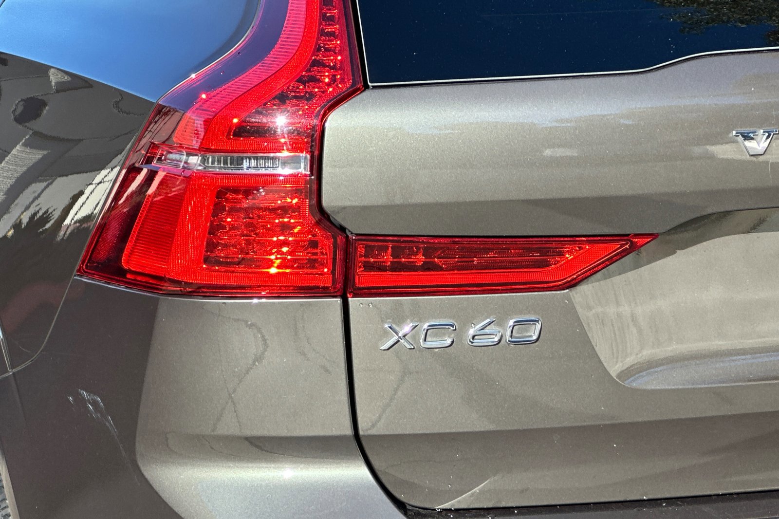 Certified 2022 Volvo XC60 B5 Momentum image 35