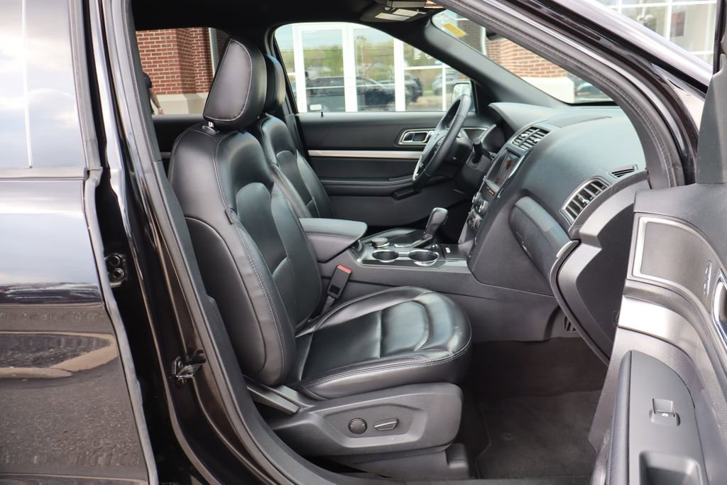 Used 2019 Ford Explorer XLT w/ Equipment Group 202A AWD/4WD image 43