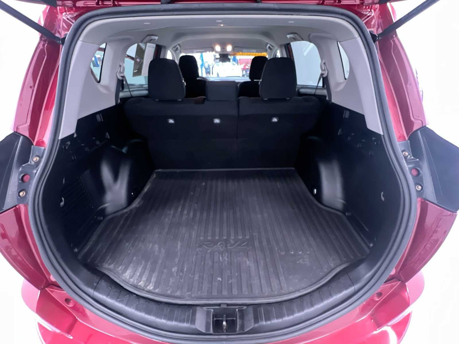 Used 2018 Toyota RAV4 LE w/ All Weather Liner Package FWD image 41