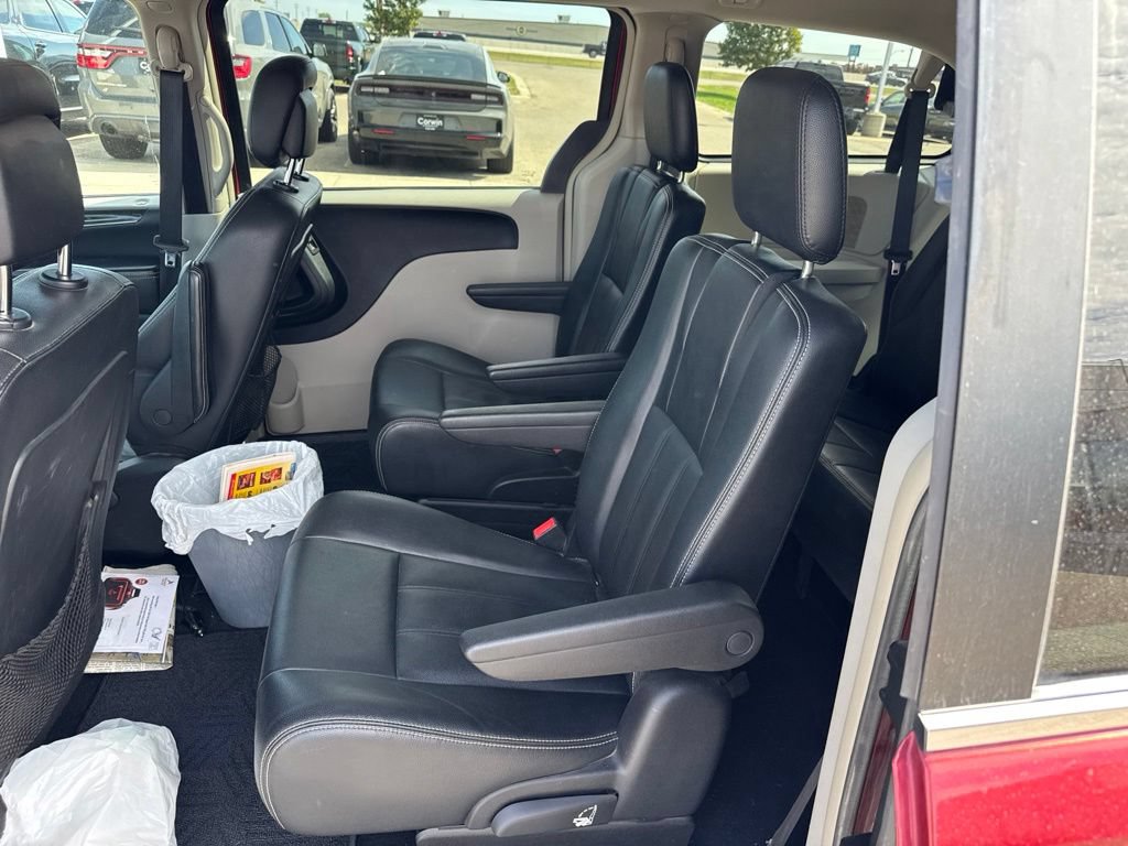 Used 2016 Chrysler Town & Country Touring FWD image 8