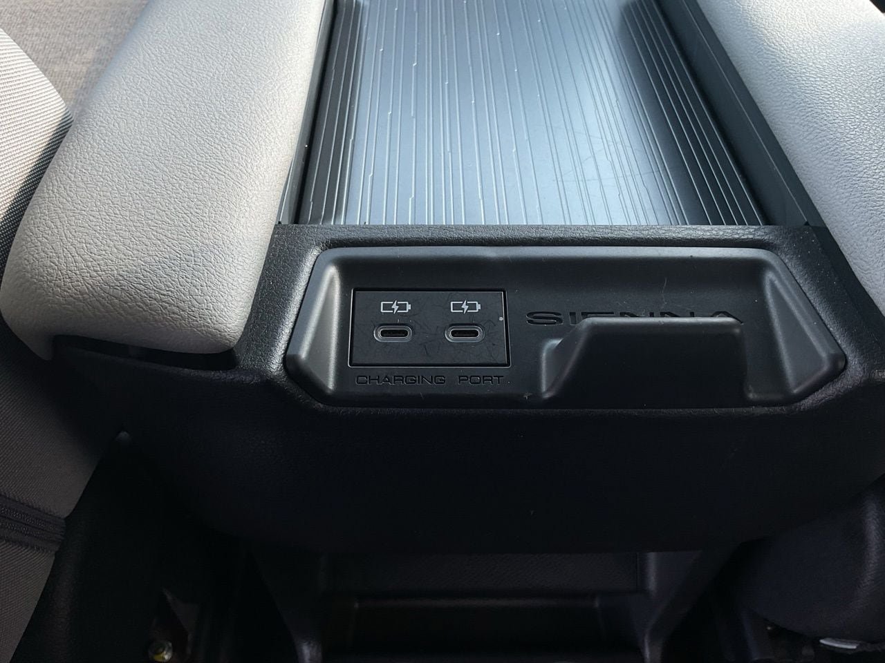 Used 2025 Toyota Sienna LE FWD image 13