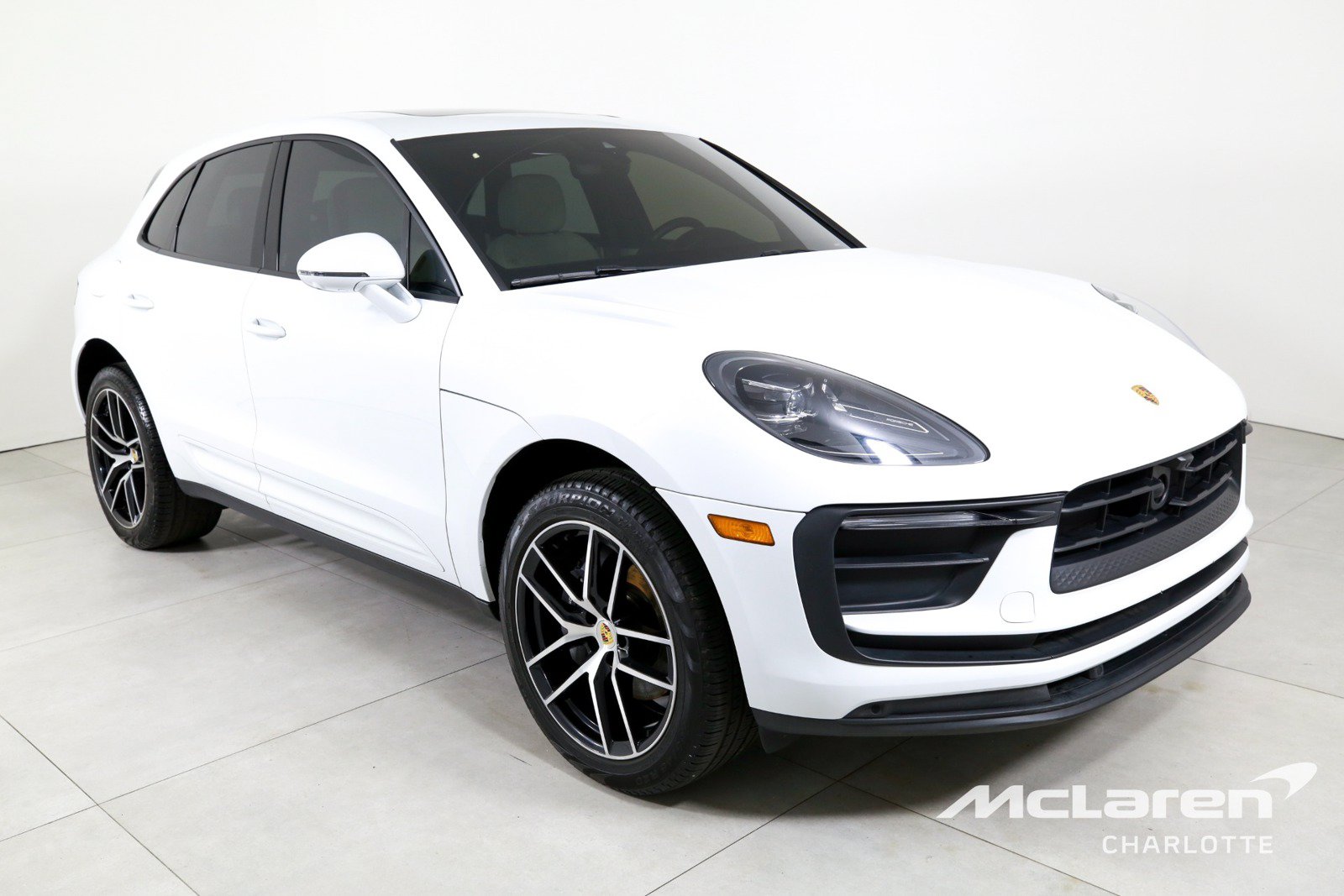 Used 2024 Porsche Macan w/ Premium Plus Package AWD/4WD image 3