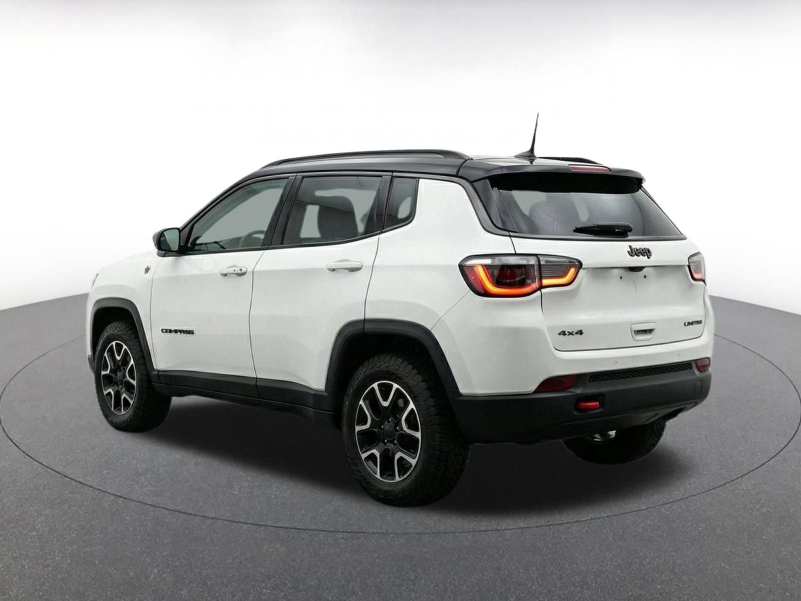 Used 2025 Jeep Compass Trailhawk AWD/4WD image 6