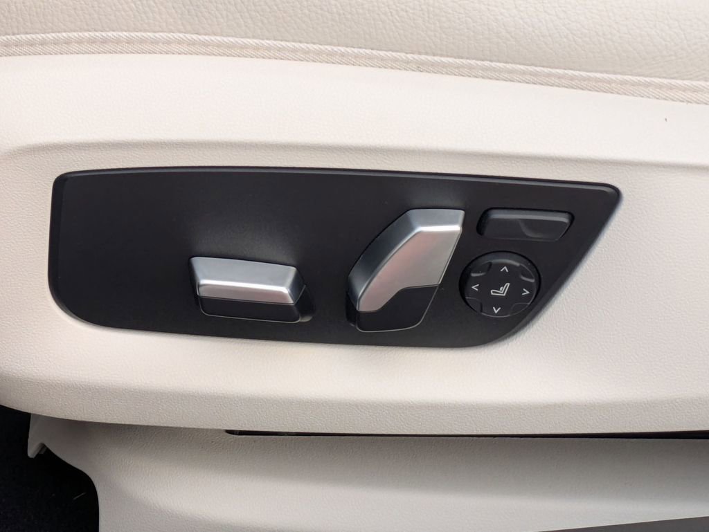 Used 2021 BMW 530i xDrive w/ Premium Package image 13