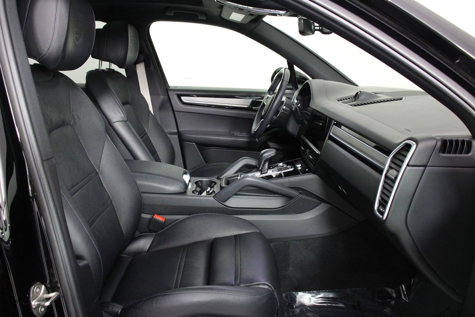 Certified 2023 Porsche Cayenne Platinum Edition image 31