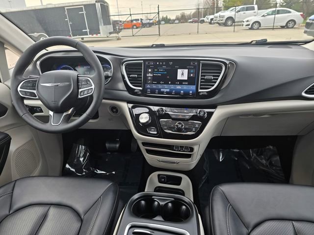 Used 2024 Chrysler Pacifica Touring-L image 19