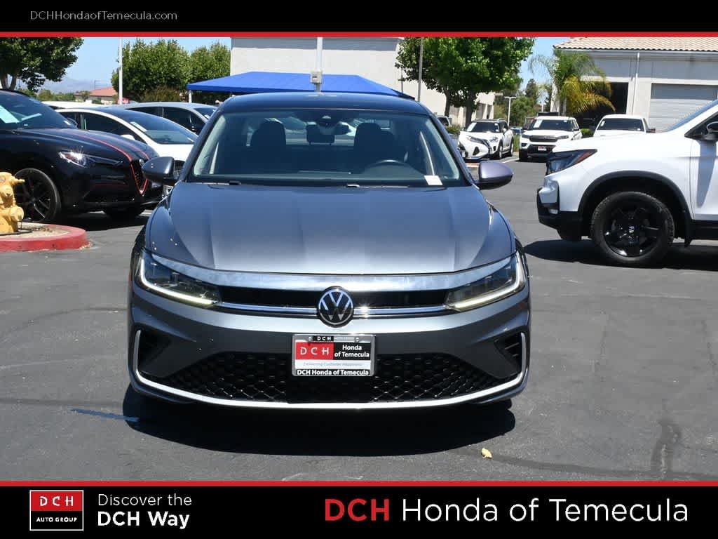 Used 2025 Volkswagen Jetta SE FWD image 2