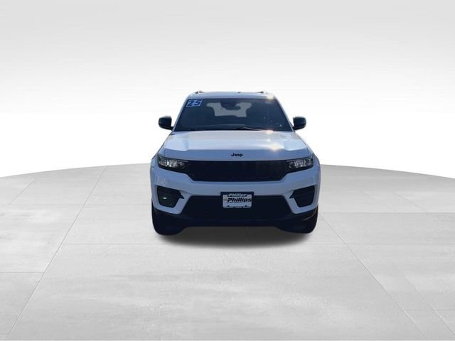 Used 2025 Jeep Grand Cherokee Altitude AWD/4WD image 3