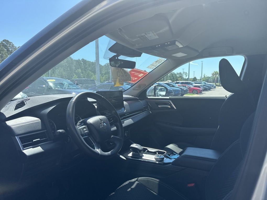 Used 2025 Mitsubishi Outlander ES image 6