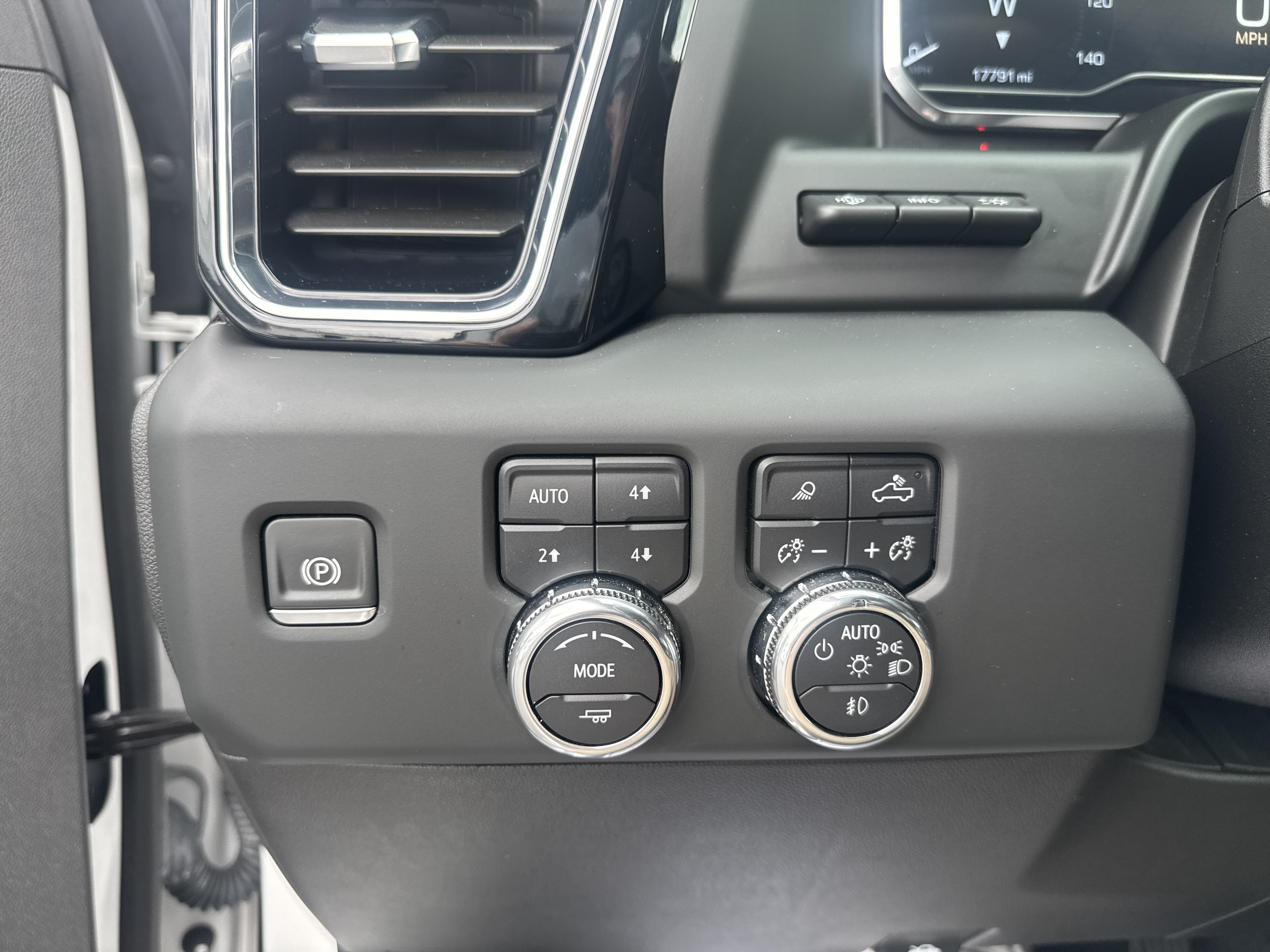 Used 2024 GMC Sierra 1500 Denali w/ Technology Package AWD/4WD image 30