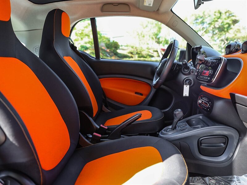 Used 2016 smart fortwo pure RWD image 21