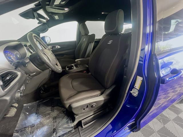 Used 2021 Chrysler Pacifica Touring w/ Uconnect Theater Family Group FWD image 10