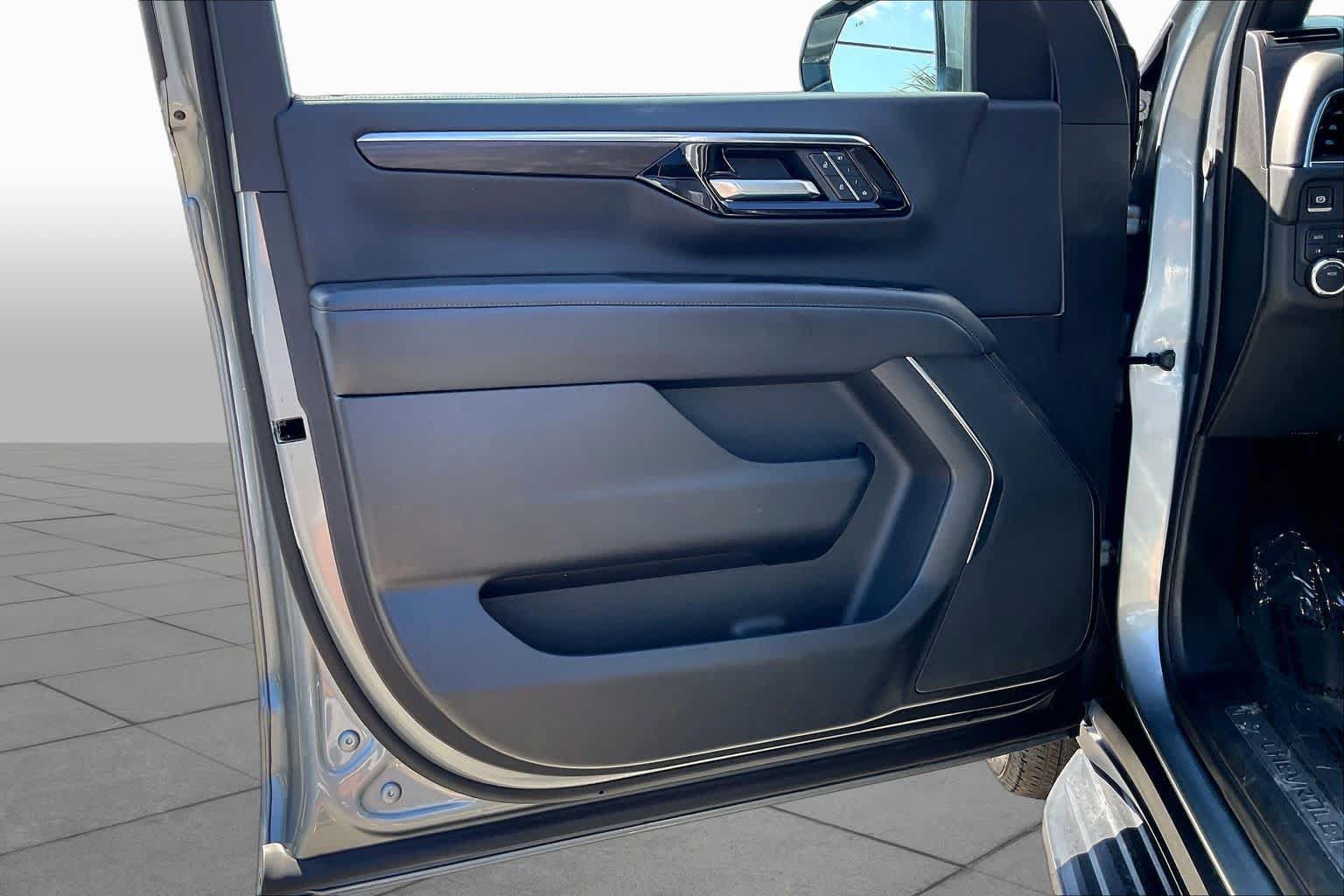 Used 2025 Chevrolet Suburban LT AWD/4WD image 22