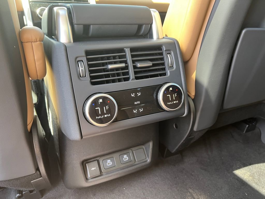 New 2025 Land Rover Discovery Metropolitan Edition image 24