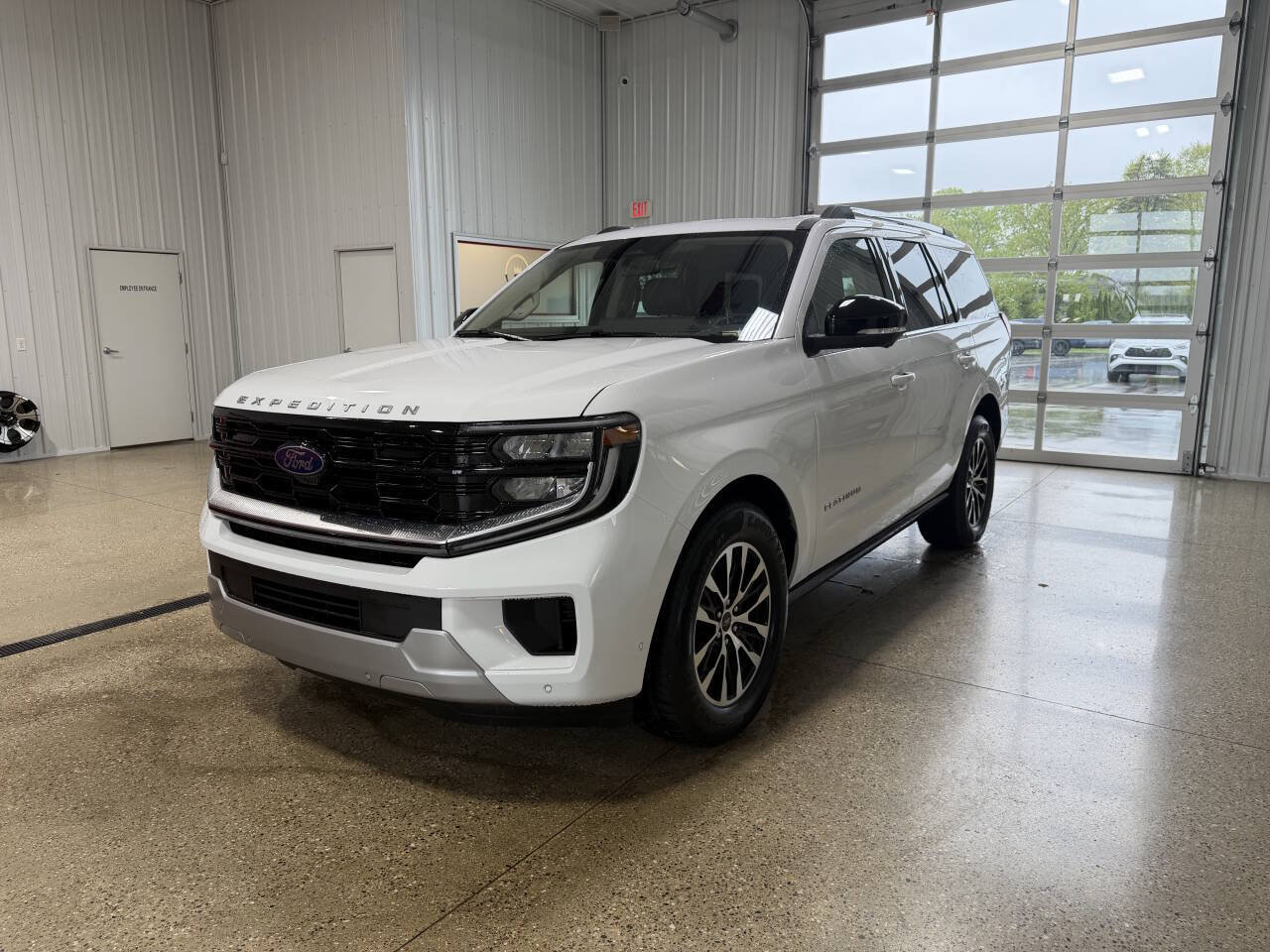 Used 2025 Ford Expedition Platinum AWD/4WD image 2