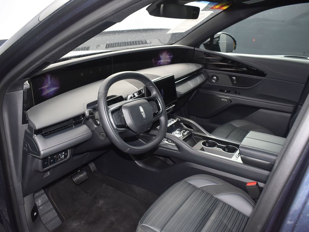 Used 2024 Lincoln Nautilus Reserve w/ Equipment Group 202A image 8