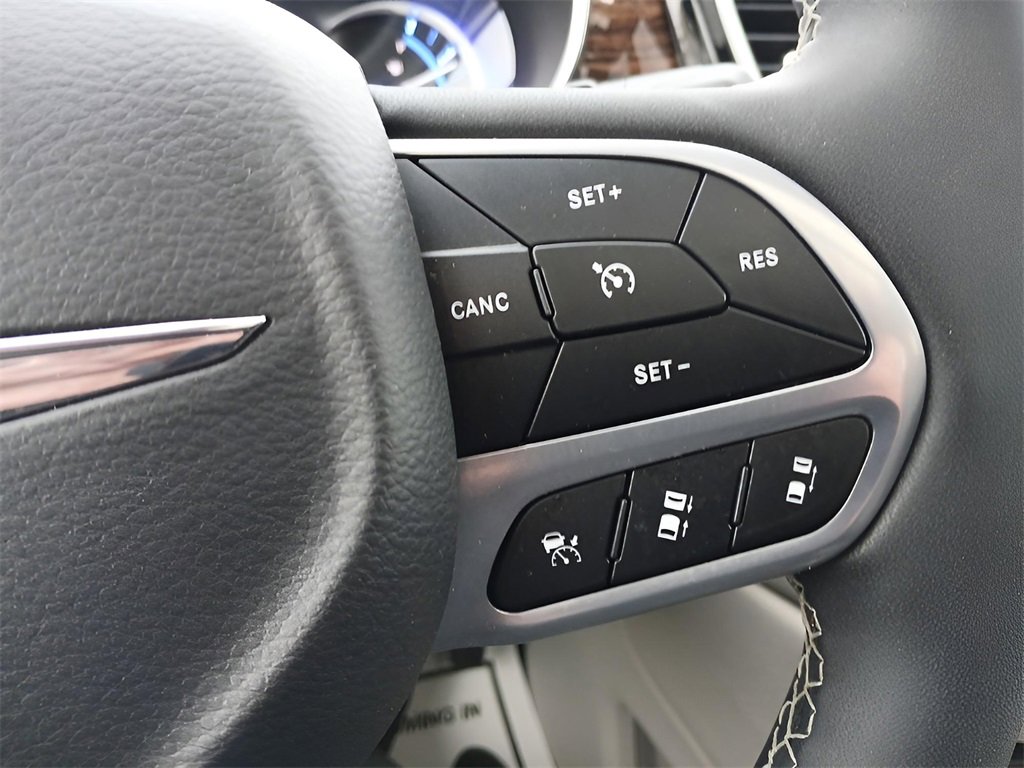 Used 2023 Chrysler Pacifica Limited image 21