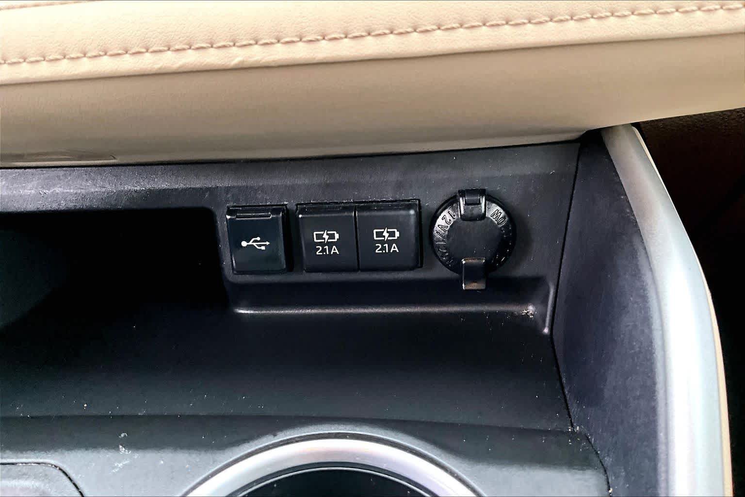 Used 2020 Toyota Highlander XLE FWD image 34