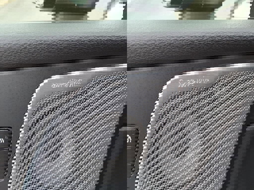 Certified 2023 Volvo XC60 B5 Ultimate w/ Climate Package image 16