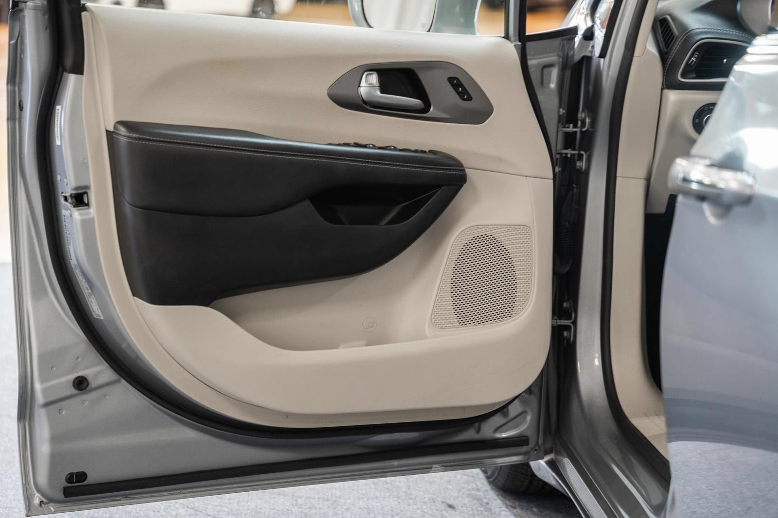 Used 2021 Chrysler Pacifica Touring-L w/ Uconnect Theater Family Group FWD image 45