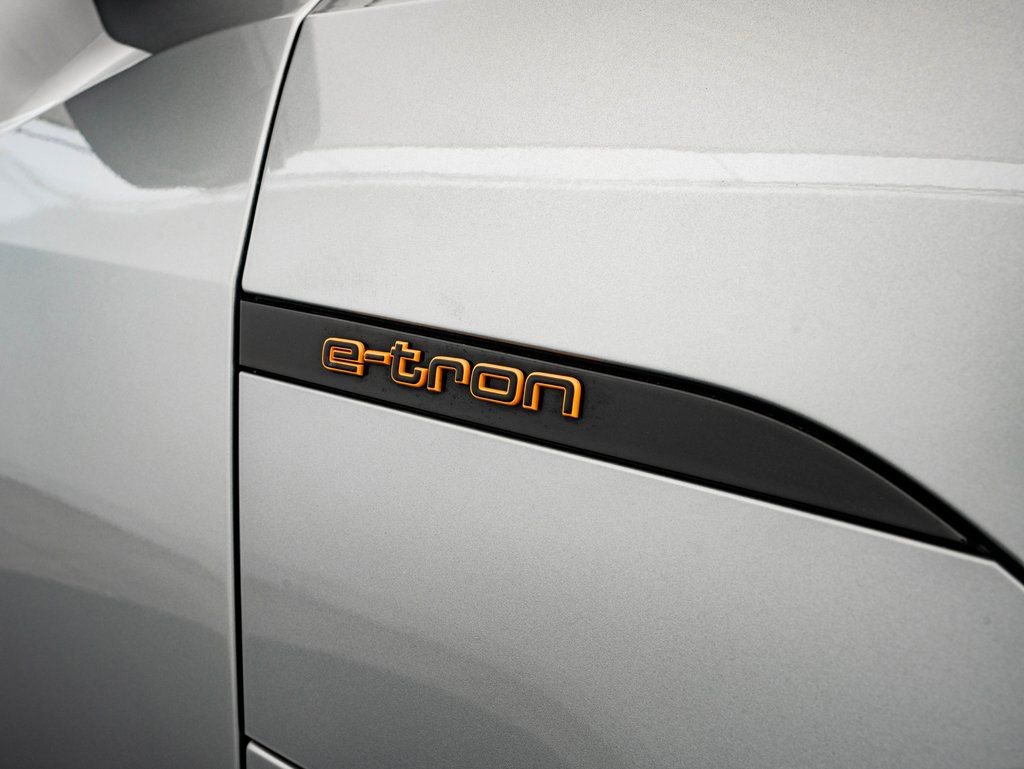 Used 2022 Audi e-tron Premium w/ Convenience Plus Package AWD/4WD image 16