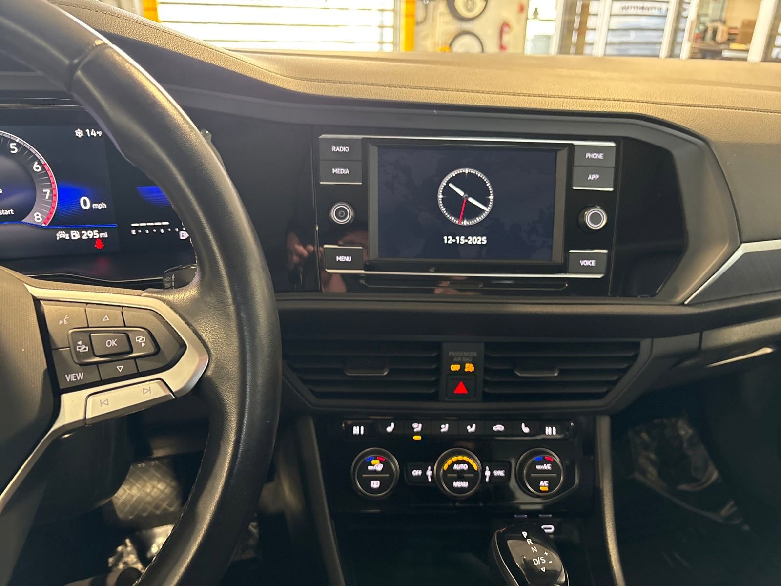 Used 2023 Volkswagen Jetta SE w/ Panoramic Sunroof Package image 17