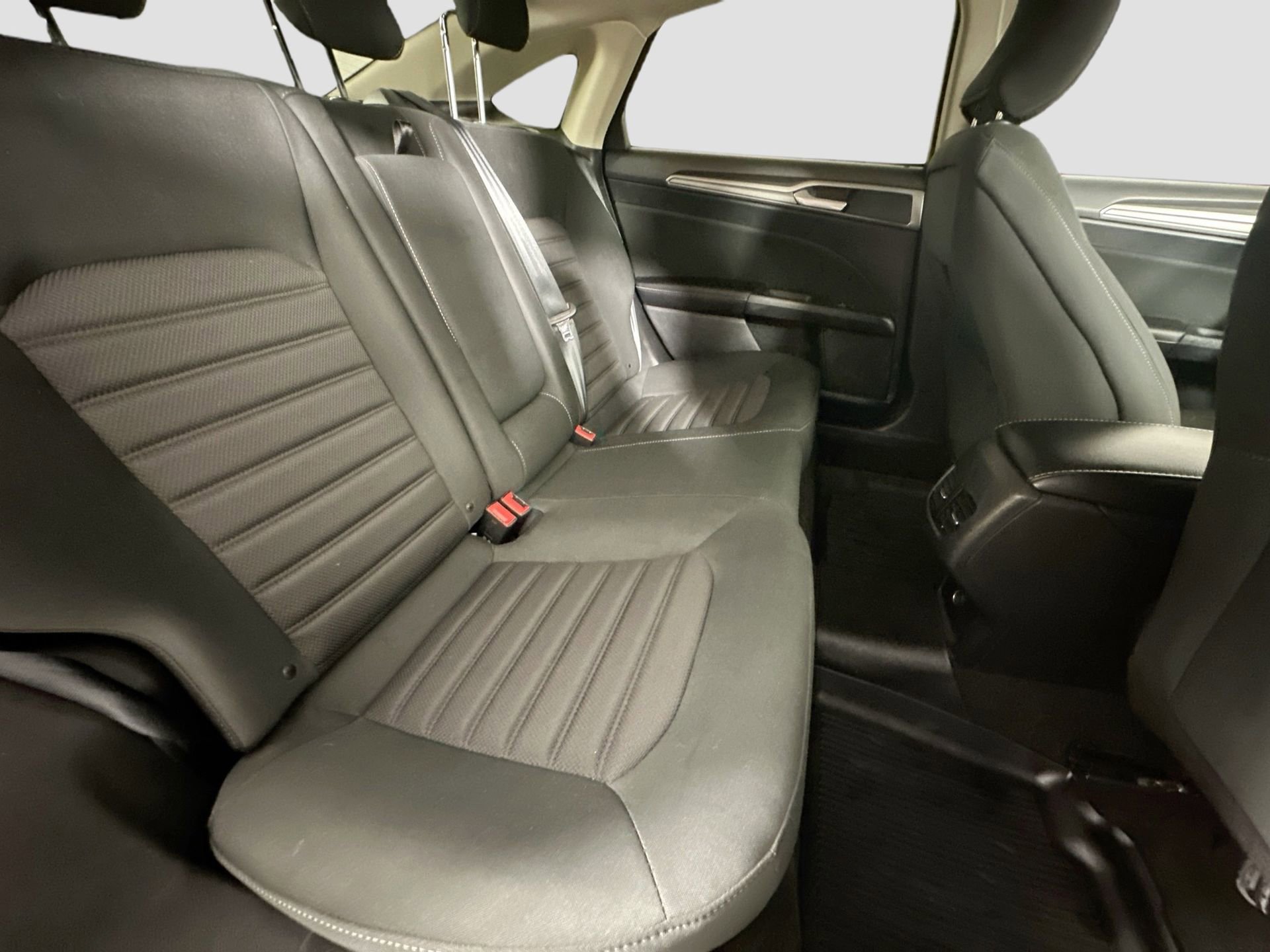 Used 2019 Ford Fusion SE image 25