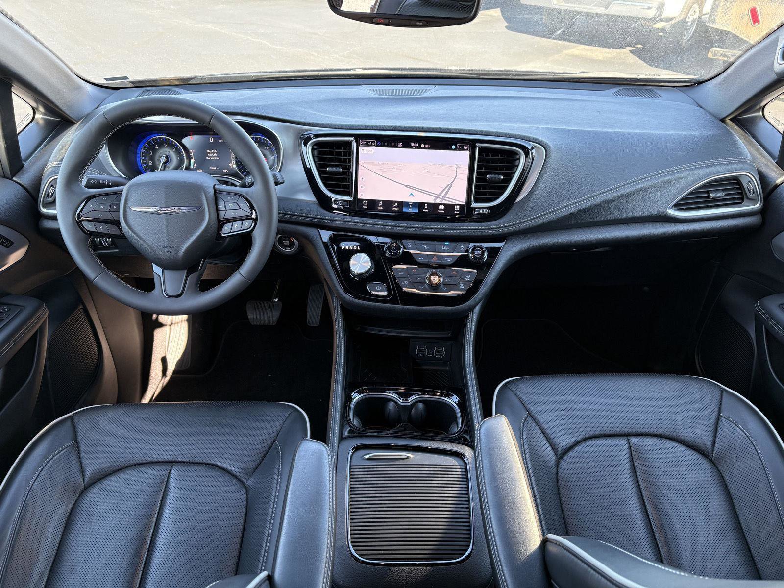 Used 2025 Chrysler Pacifica Limited image 15
