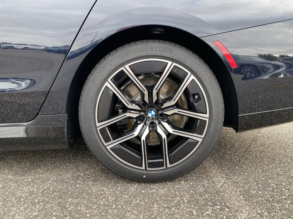 New 2026 BMW 750e xDrive image 5