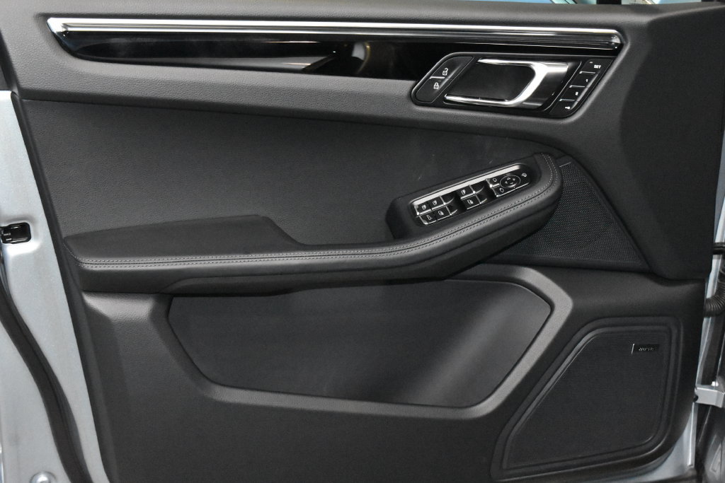 Certified 2026 Porsche Macan AWD/4WD image 6