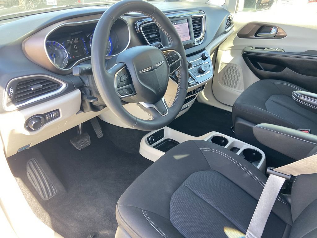 Used 2022 Chrysler Voyager LX FWD image 6