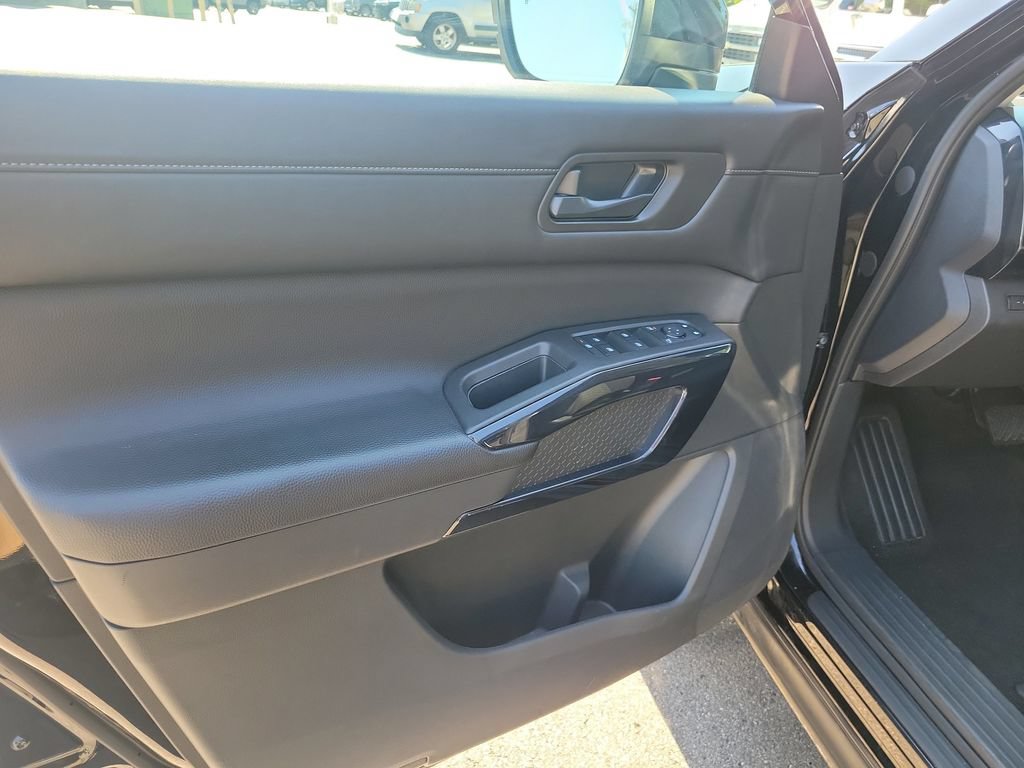 Used 2025 Nissan Pathfinder SV FWD image 22